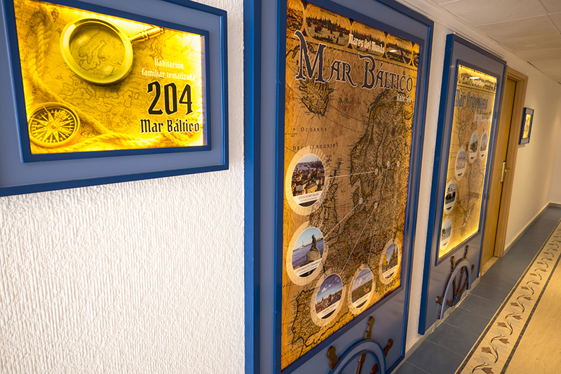 075_alta_dhroquetas Pasillo zona habitaciones tematizadas.jpg